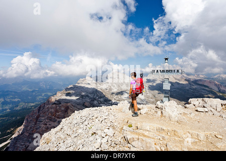 Bergsteiger auf dem Gipfel des Lavarela-Massivs, mit Blick auf die Berge des Heiligkreuzkofel, Zehner und Neuner Stockfoto