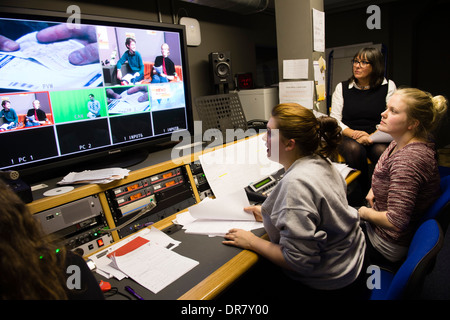 TV-Medien studiert Studenten im Kontrollraum Herstellung einer tv Zeitschrift Tagesprogramm an der Aberystwyth University UK Stockfoto