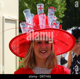 Atmosphäre - Mode - Hüte Royal Ascot in Ascot Racecourse - Tag 1 Berkshire, England - 19.06.12 Stockfoto