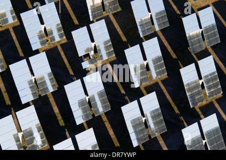 Reihen von Sonnenkollektoren, sogenannte Heliostaten, Erzeugung von Energie in einem Bereich Solarenergie in der Wüste von Tabernas, Provinz Almería Stockfoto