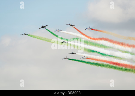 Die italienischen militärischen Kunstflug Display Team Il Frecce Tricolori trailing smoke Trails führen Sie ihre Anzeige auf 2013 RIAT Stockfoto