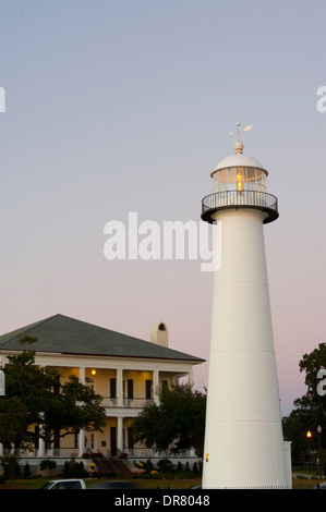 USA-Mississippi MS Biloxi Lighthouse bei Dämmerung Nacht Beacon am Ufer des Golfs von Mexiko Stockfoto