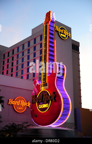 USA Mississippi MS Biloxi Gulf Coast Hard Rock Hotel und Casino in der Abenddämmerung mit Neon-Gitarre Stockfoto