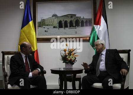 Ramallah, Palästina. 21. Januar 2014. Palestinian President Mahmoud Abbas (R) trifft sich mit der rumänische Präsident Traian Basescu in der Westbank-Stadt Ramallah am 21. Januar 2014. Bildnachweis: Pool/Issam Rimawi/Xinhua/Alamy Live-Nachrichten Stockfoto