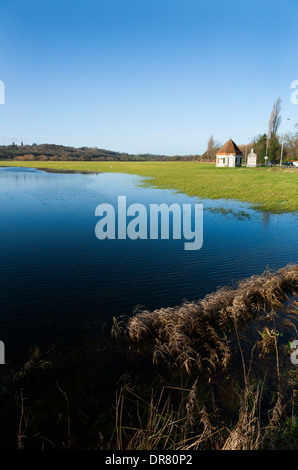 Runnymede Wiesen & Flussaue, Ort der Unterzeichnung der Magna Carta im Jahr 1215 durch König Johann & die englischen Barone. Surrey. VEREINIGTES KÖNIGREICH. Stockfoto