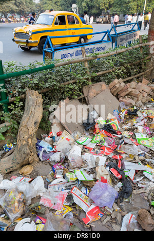 Müll auf den Straßen am Eingang der Victoria Memorial Hall in Kalkutta, Westbengalen, Indien. Stockfoto