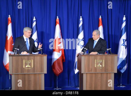 Jerusalem. 21. Januar 2014. Der israelische Ministerpräsident Benjamin Netanyahu und seinen kanadischen Amtskollegen Stephen Harper teilnehmen eine gemeinsame Pressekonferenz im Amt des Premierministers in Jerusalem, am 21. Januar 2014. Harper am Montag bekräftigte die Unterstützung seines Landes für Israel, eine zwei-Staaten-Lösung für den israelisch-palästinensischen Konflikt zu sichern. Harper ist bei einem viertägigen Besuch in den jüdischen Staat mit einer großen Delegation von Ministern und Wirtschaftsführer. Bildnachweis: Li Rui/Xinhua/Alamy Live-Nachrichten Stockfoto