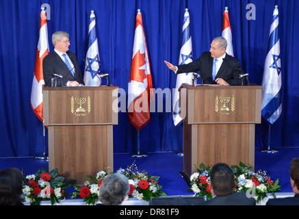 Jerusalem. 21. Januar 2014. Der israelische Ministerpräsident Benjamin Netanyahu und seinen kanadischen Amtskollegen Stephen Harper teilnehmen eine gemeinsame Pressekonferenz im Amt des Premierministers in Jerusalem, am 21. Januar 2014. Harper am Montag bekräftigte die Unterstützung seines Landes für Israel, eine zwei-Staaten-Lösung für den israelisch-palästinensischen Konflikt zu sichern. Harper ist bei einem viertägigen Besuch in den jüdischen Staat mit einer großen Delegation von Ministern und Wirtschaftsführer. Bildnachweis: Li Rui/Xinhua/Alamy Live-Nachrichten Stockfoto