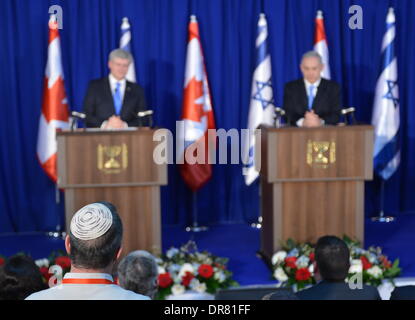 Jerusalem. 21. Januar 2014. Ein Journalist tragen eine Kippa fragt Fragen während einer gemeinsamen Pressekonferenz von Israels Ministerpräsident Benjamin Netanyahu und seinen kanadischen Amtskollegen Stephen Harper im Amt des Premierministers in Jerusalem, am 21. Januar 2014 statt. Harper am Montag bekräftigte die Unterstützung seines Landes für Israel, eine zwei-Staaten-Lösung für den israelisch-palästinensischen Konflikt zu sichern. Harper ist bei einem viertägigen Besuch in den jüdischen Staat mit einer großen Delegation von Ministern und Wirtschaftsführer. Bildnachweis: Li Rui/Xinhua/Alamy Live-Nachrichten Stockfoto