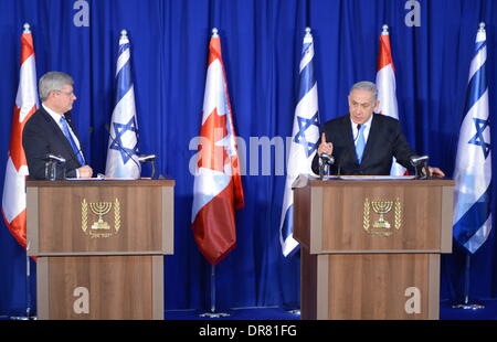 Jerusalem. 21. Januar 2014. Der israelische Ministerpräsident Benjamin Netanyahu und seinen kanadischen Amtskollegen Stephen Harper teilnehmen eine gemeinsame Pressekonferenz im Amt des Premierministers in Jerusalem, am 21. Januar 2014. Harper am Montag bekräftigte die Unterstützung seines Landes für Israel, eine zwei-Staaten-Lösung für den israelisch-palästinensischen Konflikt zu sichern. Harper ist bei einem viertägigen Besuch in den jüdischen Staat mit einer großen Delegation von Ministern und Wirtschaftsführer. Bildnachweis: Li Rui/Xinhua/Alamy Live-Nachrichten Stockfoto