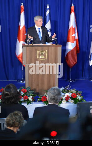 Jerusalem. 21. Januar 2014. Der kanadische Premierminister Stephen Harper nimmt an einer gemeinsamen Pressekonferenz mit seinem israelischen Amtskollegen Benjamin Netanyahu im Amt des Premierministers in Jerusalem, am 21. Januar 2014. Harper am Montag bekräftigte die Unterstützung seines Landes für Israel, eine zwei-Staaten-Lösung für den israelisch-palästinensischen Konflikt zu sichern. Harper ist bei einem viertägigen Besuch in den jüdischen Staat mit einer großen Delegation von Ministern und Wirtschaftsführer. Bildnachweis: Li Rui/Xinhua/Alamy Live-Nachrichten Stockfoto