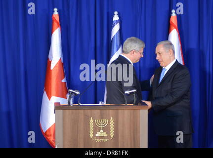 Jerusalem. 21. Januar 2014. Israeli Prime Minister Benjamin Netanyahu (R) schüttelt Hände mit seinem kanadischen Amtskollegen Stephen Harper während einer gemeinsamen Pressekonferenz im Amt des Premierministers in Jerusalem, am 21. Januar 2014. Harper am Montag bekräftigte die Unterstützung seines Landes für Israel, eine zwei-Staaten-Lösung für den israelisch-palästinensischen Konflikt zu sichern. Harper ist bei einem viertägigen Besuch in den jüdischen Staat mit einer großen Delegation von Ministern und Wirtschaftsführer. Bildnachweis: Li Rui/Xinhua/Alamy Live-Nachrichten Stockfoto