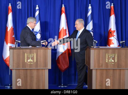 Jerusalem. 21. Januar 2014. Israeli Prime Minister Benjamin Netanyahu (R) schüttelt Hände mit seinem kanadischen Amtskollegen Stephen Harper während einer gemeinsamen Pressekonferenz im Amt des Premierministers in Jerusalem, am 21. Januar 2014. Harper am Montag bekräftigte die Unterstützung seines Landes für Israel, eine zwei-Staaten-Lösung für den israelisch-palästinensischen Konflikt zu sichern. Harper ist bei einem viertägigen Besuch in den jüdischen Staat mit einer großen Delegation von Ministern und Wirtschaftsführer. Bildnachweis: Li Rui/Xinhua/Alamy Live-Nachrichten Stockfoto