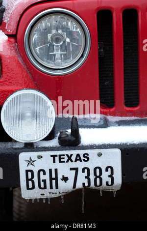 Eis bedeckt einen LKW mit Texaner Platten in Lancaster, Dallas, Texas, Vereinigte Staaten, 6. Dezember 2013. Stockfoto