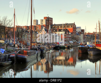 Lager und Segelschiffen entlang dann Kanäle bei Nooderhaven (Northern Harbour) in Groningen, Niederlande Stockfoto