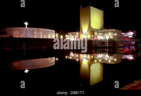 Groninger Museum, das moderne Museum für zeitgenössische Kunst in Groningen in den Niederlanden bei Nacht, spiegelt sich in den Kanal Stockfoto