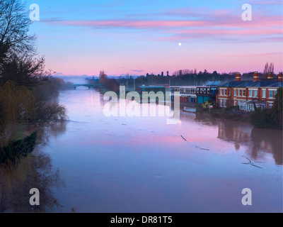 Der Blick flussaufwärts entlang des Flusses Wye auf einer nebligen Morgendämmerung von Greyfriars Brücke, Hereford, Großbritannien. Stockfoto