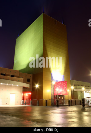 Groninger Museum, das moderne Museum für zeitgenössische Kunst in Groningen in den Niederlanden bei Nacht Stockfoto