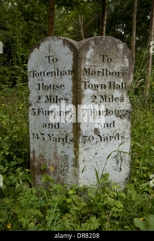 Ursprünglichen Meilenstein in imperialen Meilen Entfernung zeigen. Meilenstein auf dem A338, Marlborough,Wiltshire,England.UK. Stockfoto