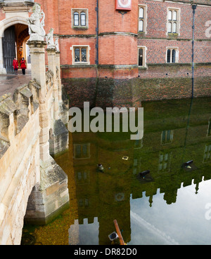 Torhaus & überflutet Wassergraben des Hampton Court Palace, die nach einer ungewöhnlich langen Periode der Regenwetter tief mit Wasser gefüllt. Surrey UK Stockfoto