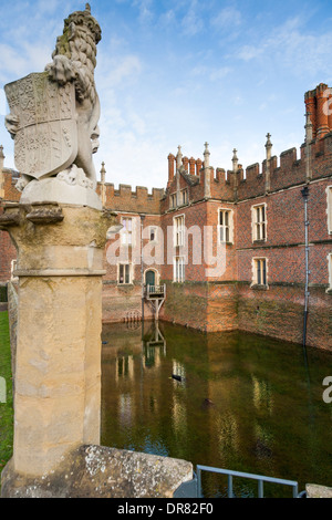 Überfluteten Wassergraben des Hampton Court Palace ist nach einer ungewöhnlich langen Periode der Regenwetter tief mit Wasser gefüllt. Surrey UK. Stockfoto