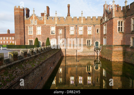 Überfluteten Wassergraben des Hampton Court Palace ist nach einer ungewöhnlich langen Periode der Regenwetter tief mit Wasser gefüllt. Surrey UK Stockfoto