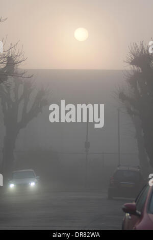 Wimbledon London, UK. 21. Januar 2014. Sonne bricht durch, wie dicken Morgennebel auf London Kredit steigt: Amer Ghazzal/Alamy Live-Nachrichten Stockfoto