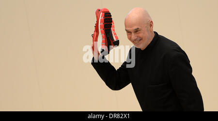 Potsdam, Deutschland. 21. Januar 2014. Architekt Peter Kulka hält Sportschuhe in den Farben der Zustand von Brandenburg, ein Geschenk vom Präsidenten des Landtages Gunter Fritsch (SPD), während der Eröffnungsfeier für das neue Parlament in Potsdam, Deutschland, 21. Januar 2014. Foto: Ralf Hirschberger/Dpa/Alamy Live News Stockfoto