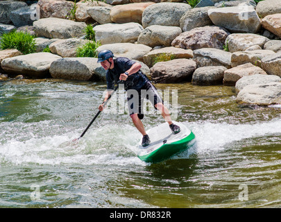 Paddel-Boarder auf den Arkansas River, der durch die historische Innenstadt der Bergstadt Salida, CO läuft aufstehen Stockfoto