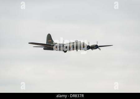 Ikonische amerikanische Weltkrieg zwei schwere Bombenflugzeuge der b-17 Sally B benannt zeigt am 2013 Royal International Air Tattoo Stockfoto