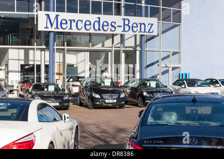 Mercedes-Benz Niederlassung. Autohaus und Vorplatz, Nottingham, England, Großbritannien Stockfoto