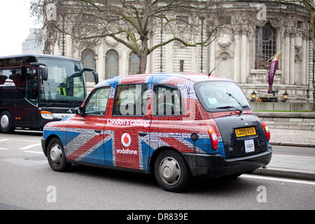 London Taxi Taxi dekoriert mit englischen Union Jack-Flagge Stockfoto