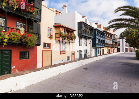 Alte hölzerne Balkone in der Hauptstadt von La Palma, Santa Cruz. Kanarische Inseln, Spanien. Stockfoto