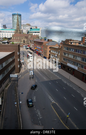 Moat Lane Street mit St. Martin in der Bull Ring Church und dem Selfridges-Gebäude in Birmingham West Midlands England Großbritannien Stockfoto