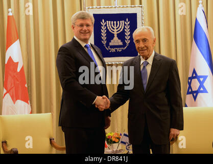 Jerusalem. 21. Januar 2014. Israeli President Shimon Peres (R) schüttelt die Hand mit der kanadische Premierminister Stephen Harper vor einem Arbeitstreffen in der Residenz des Präsidenten in Jerusalem, am 21. Januar 2014. Bildnachweis: POOL/Debbie Hill/Xinhua/Alamy Live-Nachrichten Stockfoto