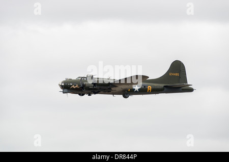 Ikonische amerikanische Weltkrieg zwei schwere Bombenflugzeuge der b-17 Sally B benannt zeigt am 2013 Royal International Air Tattoo Stockfoto