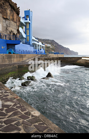 Badeanstalt von Fortaleza de Santiago. Funchal, Madeita Insel, Portugal Stockfoto