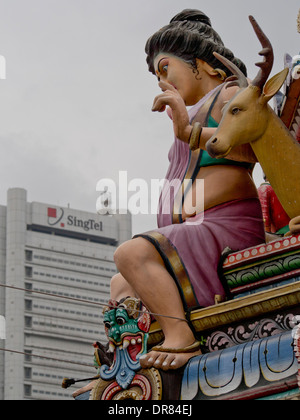 Hindu-Tempel in Chinatown, Singapur, mit SingTel Communications company Hochhaus im Hintergrund Stockfoto