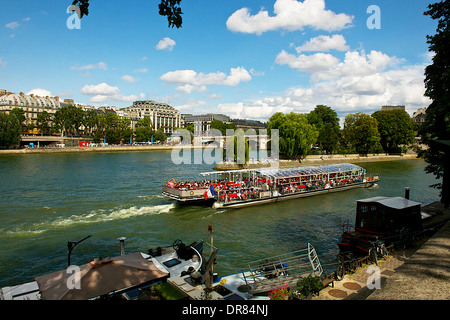 Touristenboot auf Seine, Paris, Frankreich Stockfoto