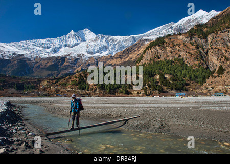 Trekking entlang der Kali Gandaki Fluss unter Bereich Dhaulagiri (8167 m) in der Annapurna Region von Nepal Stockfoto