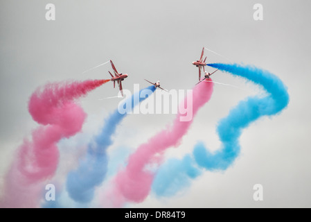 Vier BAE Hawk Mk 1 Trainer von der Royal Air Force Aerobatic Team, führen die Red Arrows Gypo Break Bewegung bei der RIAT Stockfoto