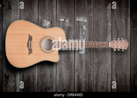 Akustische Gitarre am alten Holz Hintergrund Stockfoto