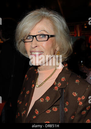 (DATEI) Die Datei Foto datiert 11. Oktober 2012 Bilder schwedische Sängerin und Schauspielerin Bibi Johns lächelnd bei der Theater-Premiere im Weissen Roessl "im deutschen Theater in München. Foto: Ursula Düren/dpa Stockfoto