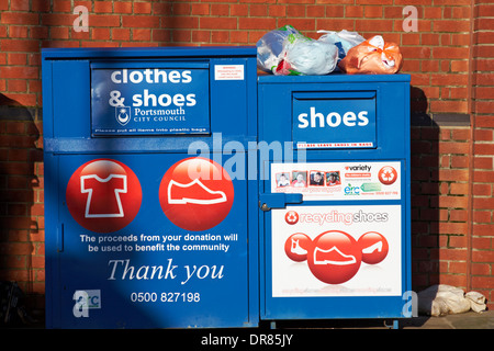 Kleidung & Schuhe recycling Bank im Parkhaus in Portsmouth Stockfoto