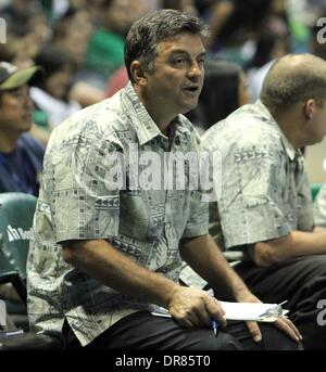 Honolulu, HI, Vereinigte Staaten. 16. Januar 2014. 16. Januar 2014 - Co-Trainer Milan Zarkovic von Hawaii in einem Volleyball-match zwischen die 49ers Long Beach State Park und der University of Hawaii Rainbow Warriors im Stan Sheriff Center in Honolulu, HI. © Csm/Alamy Live-Nachrichten Stockfoto