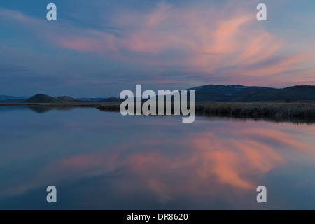 Eine reflektierende Teich bei Sonnenuntergang im Klamath Wildlife Refuge an der California/Oregon Grenze. USA. Frühling Stockfoto