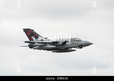 Panavia Tornado GR4 Royal Air Force RAF 617 Squadron nur nach dem Start fliegen Vergangenheit bei der RIAT 2013 teilnehmen Stockfoto