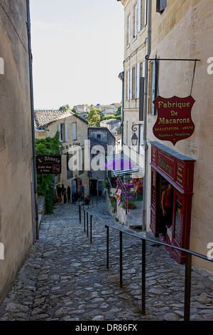 Gepflasterte Straße in Saint-Emilion, Frankreich Stockfoto