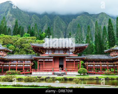 Schöne Byodo-In Temple die Koolau Mountains im Tal der Tempel auf Oahu, Hawaii Stockfoto