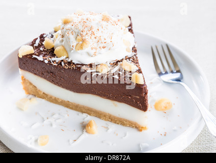 Dekadente Haupia und Schokolade Creme Pie garniert mit rasierte Kokos, Macadamia-Nüssen und rasierte Schokolade mit Schlagsahne Stockfoto
